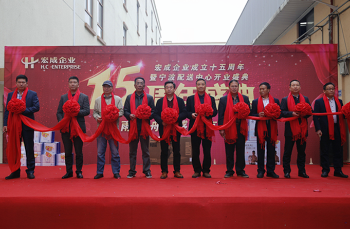 領導嘉賓上臺剪彩 (1).png